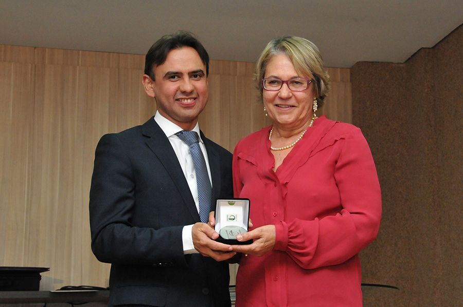 Defensora aposentada Zoé da Eucaristia recebendo medalha comemorativa dos 10 anos da Defensoria