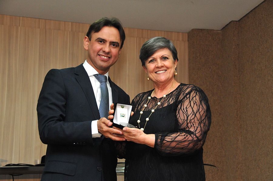 Defensora aposentada Iracema Franco recebendo medalha comemorativa dos 10 anos da Defensoria