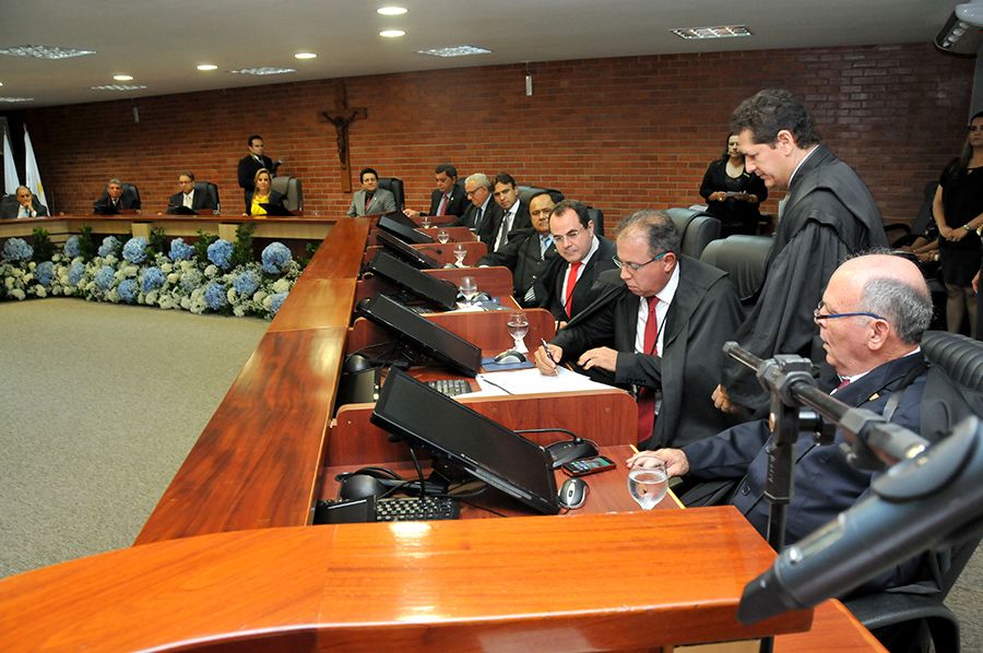 Presidente do Tribunal de justiça, Ronaldo Eurípedes, durante assinatura do Termo de Posse