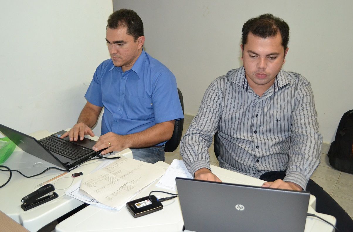 Equipe redigindo peticionamentos: Gidelvan Silva e Alexandre Lima.