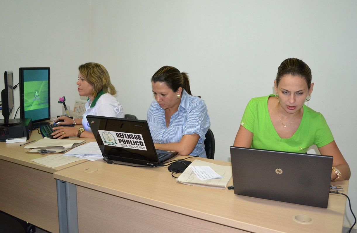 Equipe redigindo peticionamentos: Maria Sônia, Claudia Brito e Franciana Di Fátima.