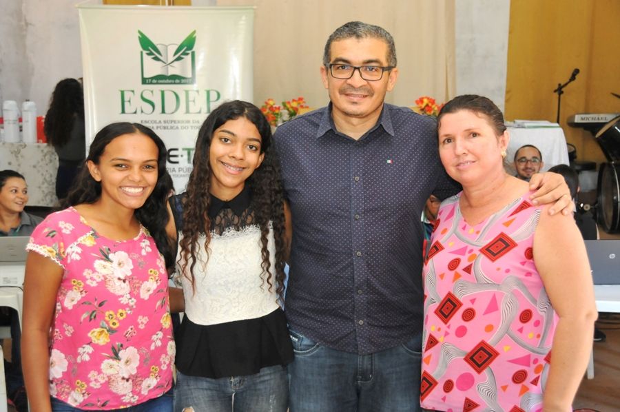 A professora do curso de Serviço Social da Faculdade ITOP, Gislene Araújo [D], e as duas alunas que participaram da atividade.