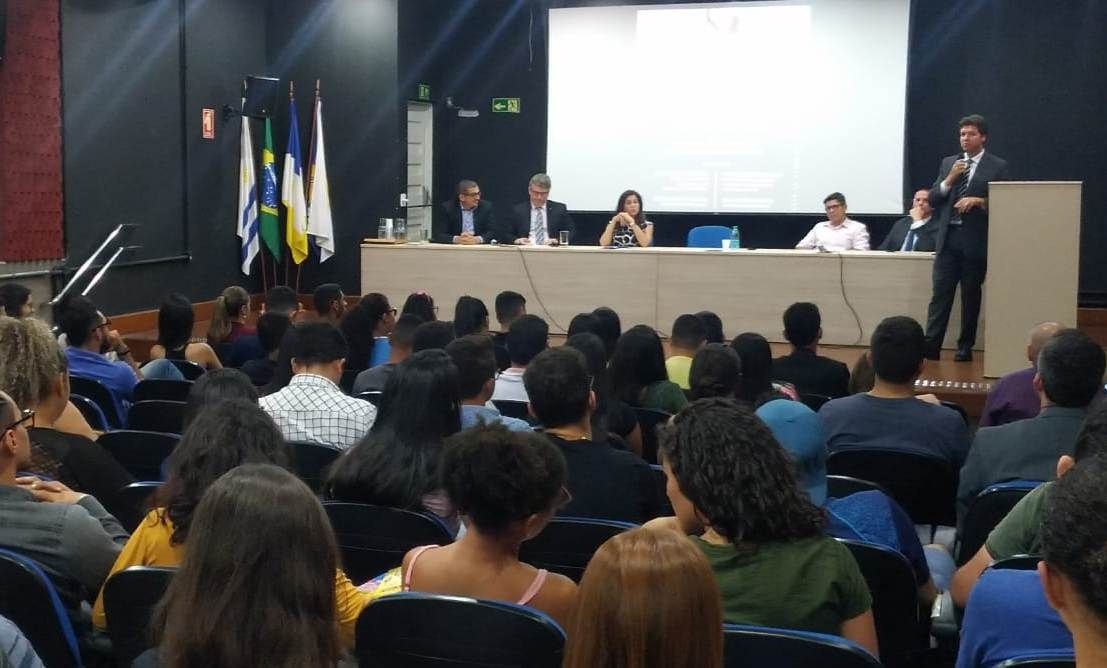 O defensor público-geral federal, Gabriel Faria de Oliveira, durante palestra aos estudantes