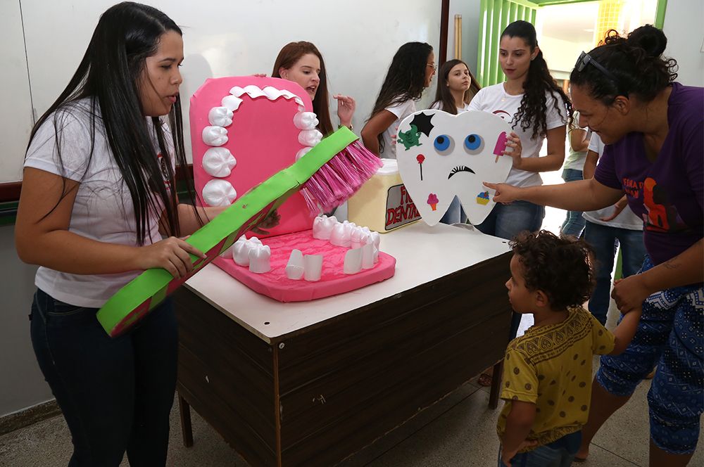 A universitária Juliana Guimarães Vianna, acadêmica do 5º período, durante ação