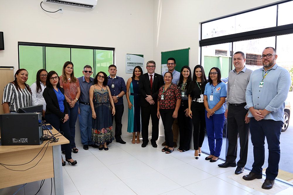 Membros, servidores e autoridades presentes