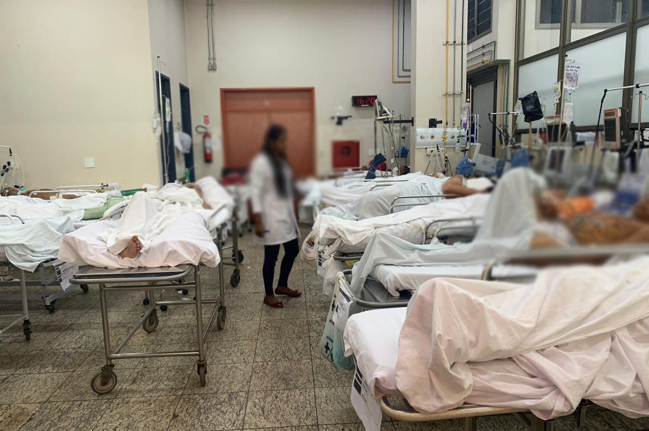 Sala Vermelha do HGP lotada: ambiente não é ideal para pacientes que deveriam estar em UTI ou UCI