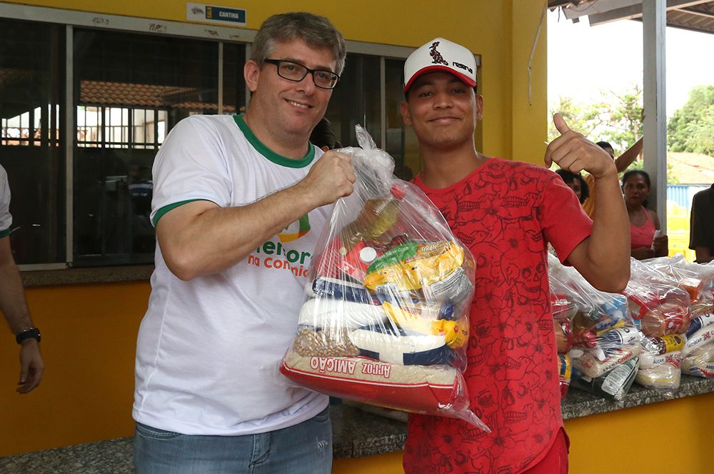 Na ocasião, foram doadas cestas básicas para quem passou pelos atendimentos