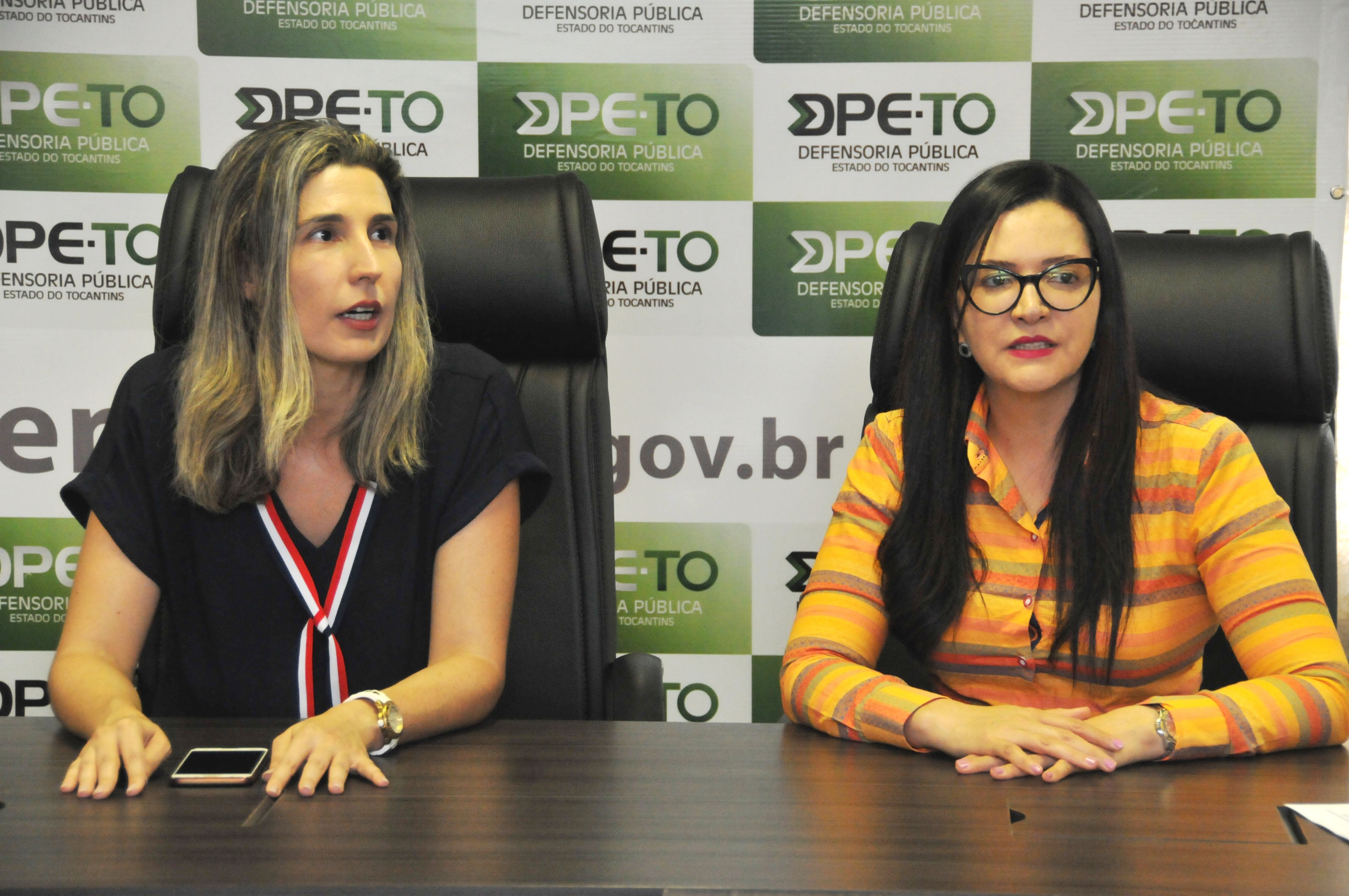 As defensoras públicas Elydia Leda Monteiro (E) e Carina Queiroz coordenaram a reunião