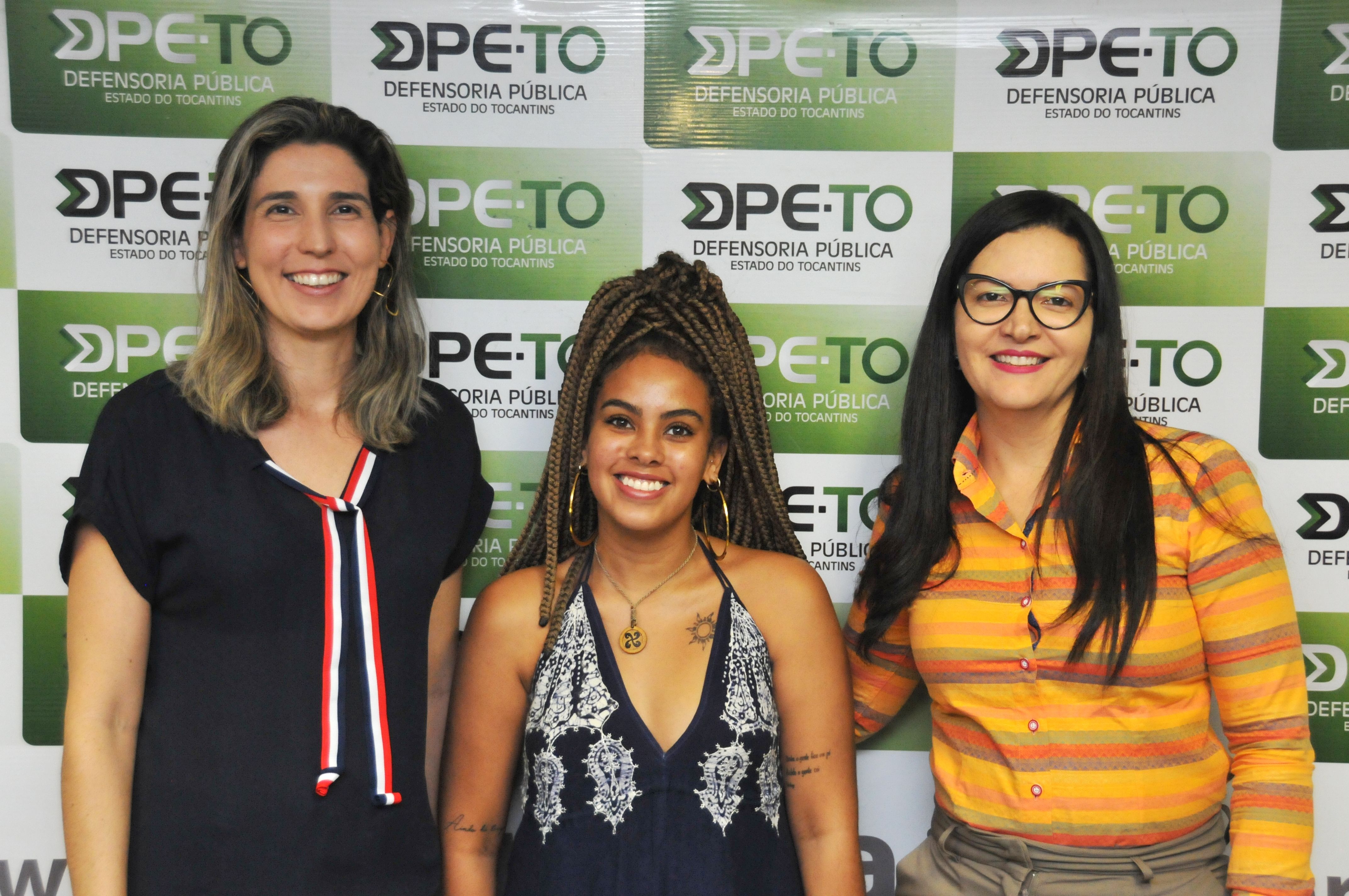 Júlia Albuquerque (C) acompanhada das defensoras públicas Elydia Leda e Carina Queiroz (D)