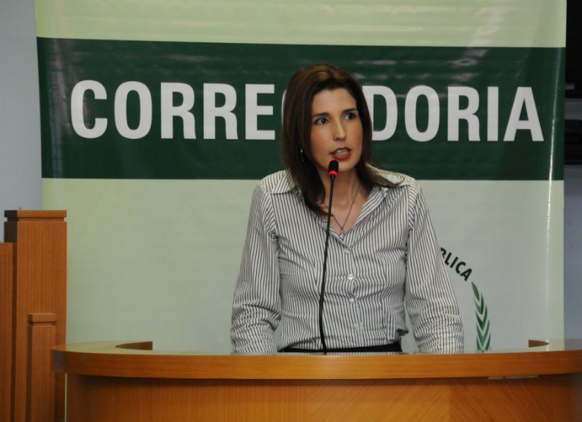 Defensora pública Elydia Monteiro em pronunciamento