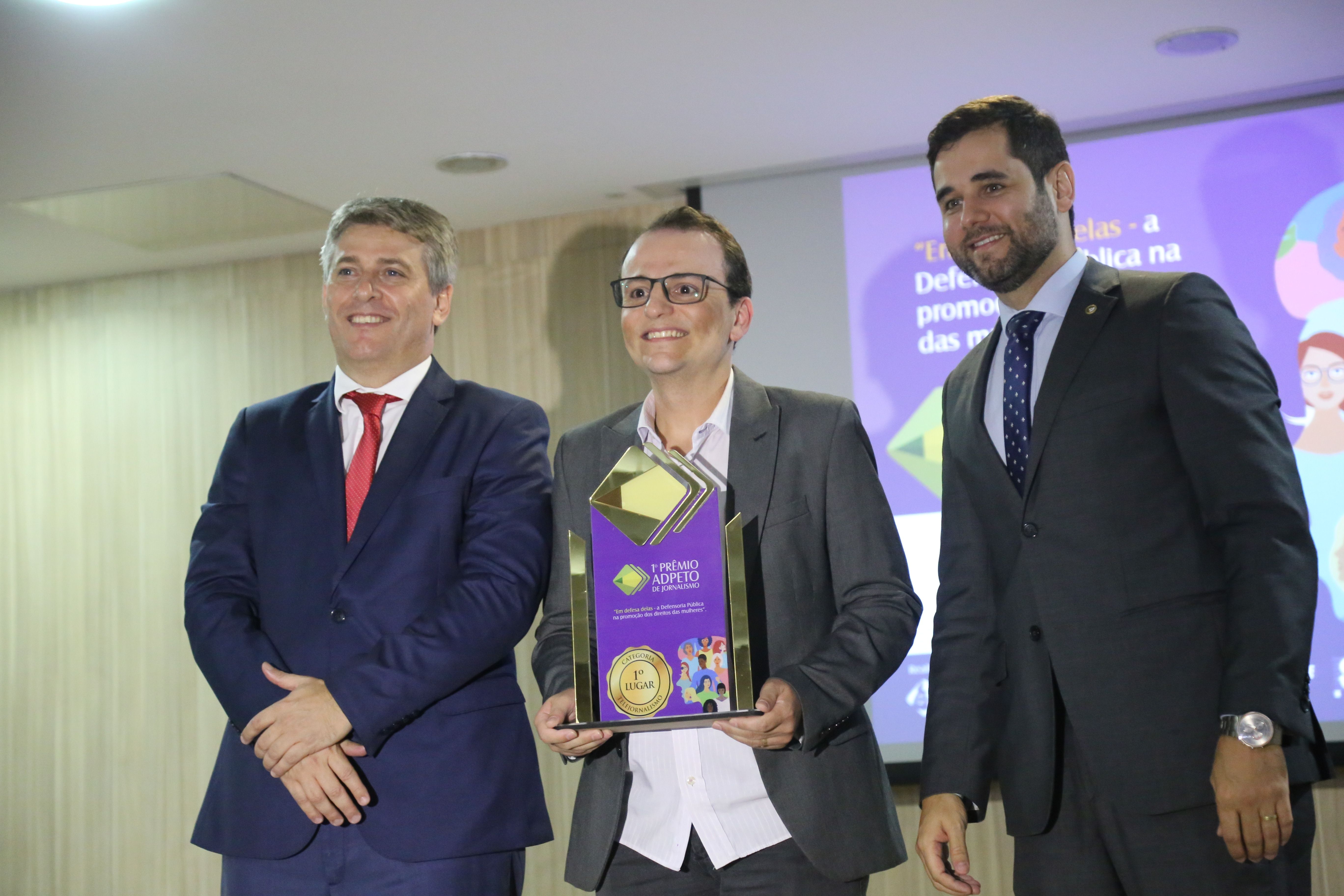 Adriano Fonseca representou a jornalista Aurora Fernandes, vencedora do prêmio na categoria telejornalismo