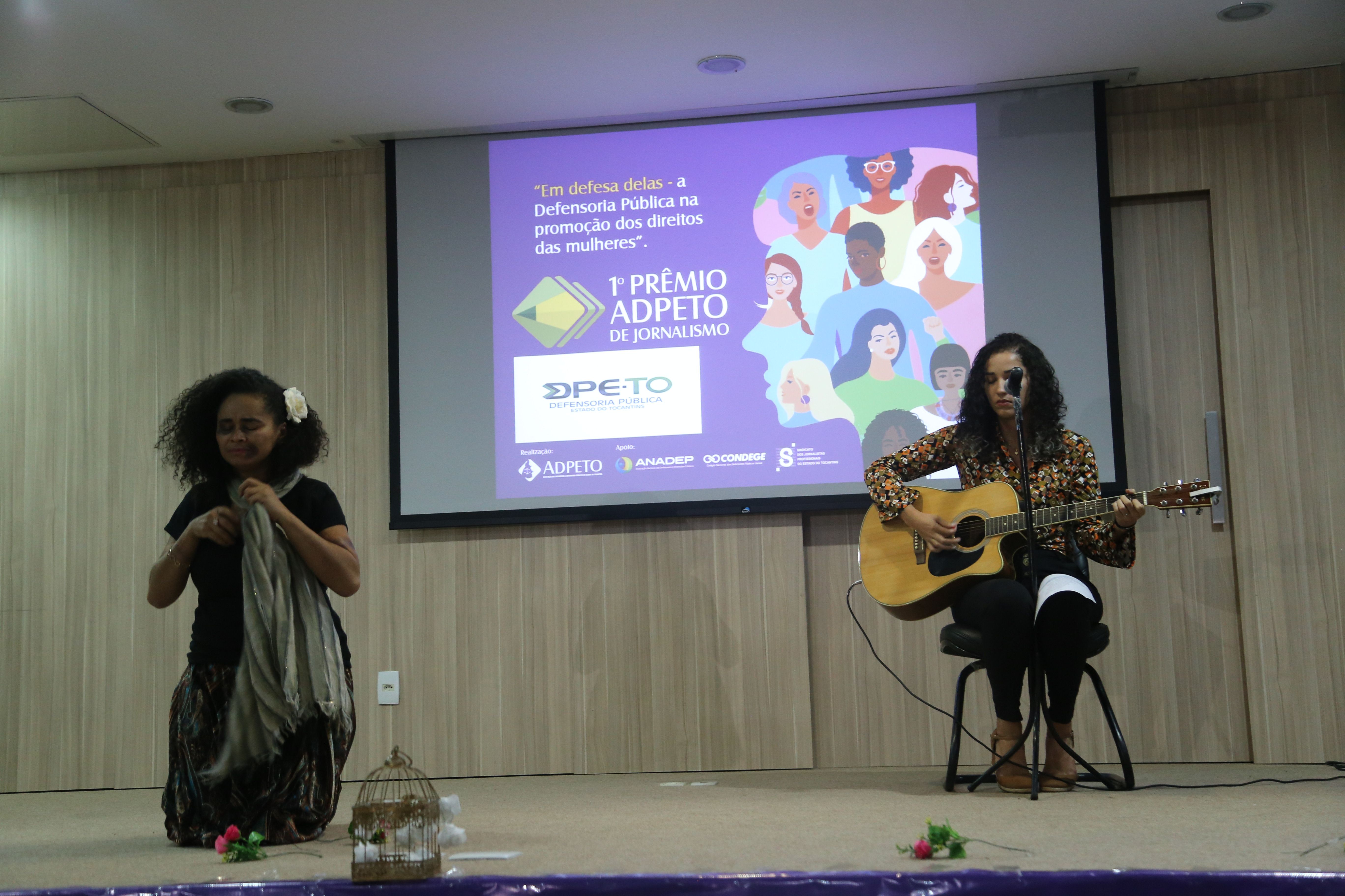Iva de Oliveira e Luana Louzada apresentaram a esquete Flor de Amor não Dói