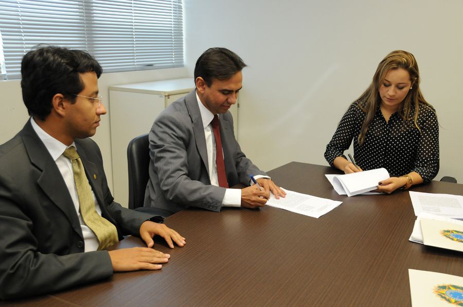 Defensor público geral, Marlon Amorim, (c)  o diretor do Núcleo Regional de Guaraí, defensor Leonardo Coelho, e a superintendente do Patrimônio da União no Estado, Lucilene Lira Alves.