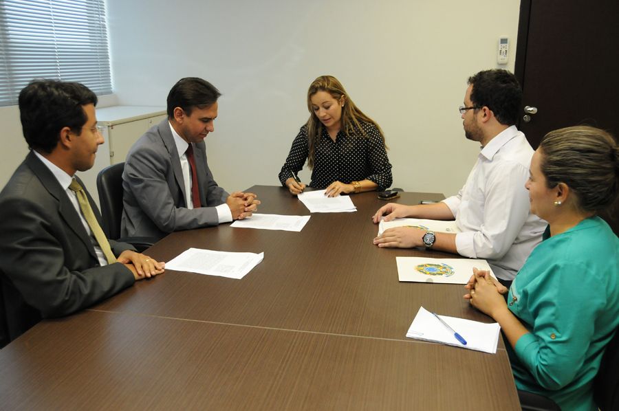Defensor público geral, Marlon Amorim, (c)  o diretor do Núcleo Regional de Guaraí, defensor Leonardo Coelho, e a superintendente do Patrimônio da União no Estado, Lucilene Lira Alves.