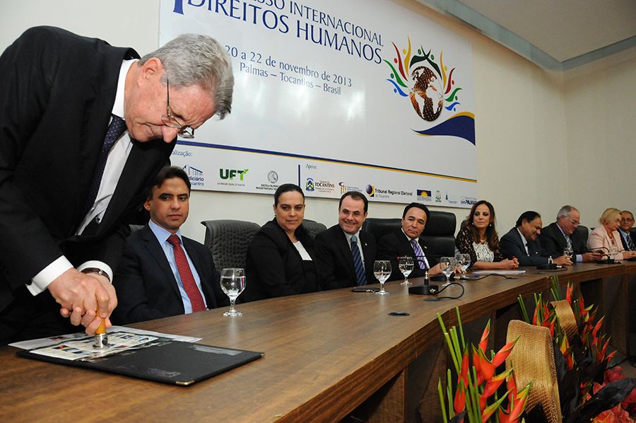 Pres. do Colégio Permanente de Diretores das Escolas da Magistratura, Desemb. Antonio Rulli Junior durante lançamento do selo e carimbo comemorativo aos 10 anos da ESMAT