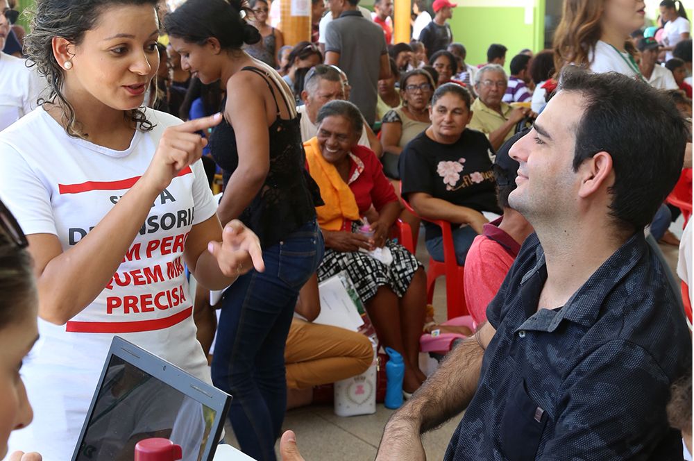 Flávia Araújo durante atendimento no Defensores na Comunidade