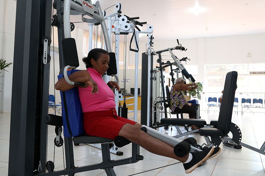 Dona Evany durante sessão de fisioterapia