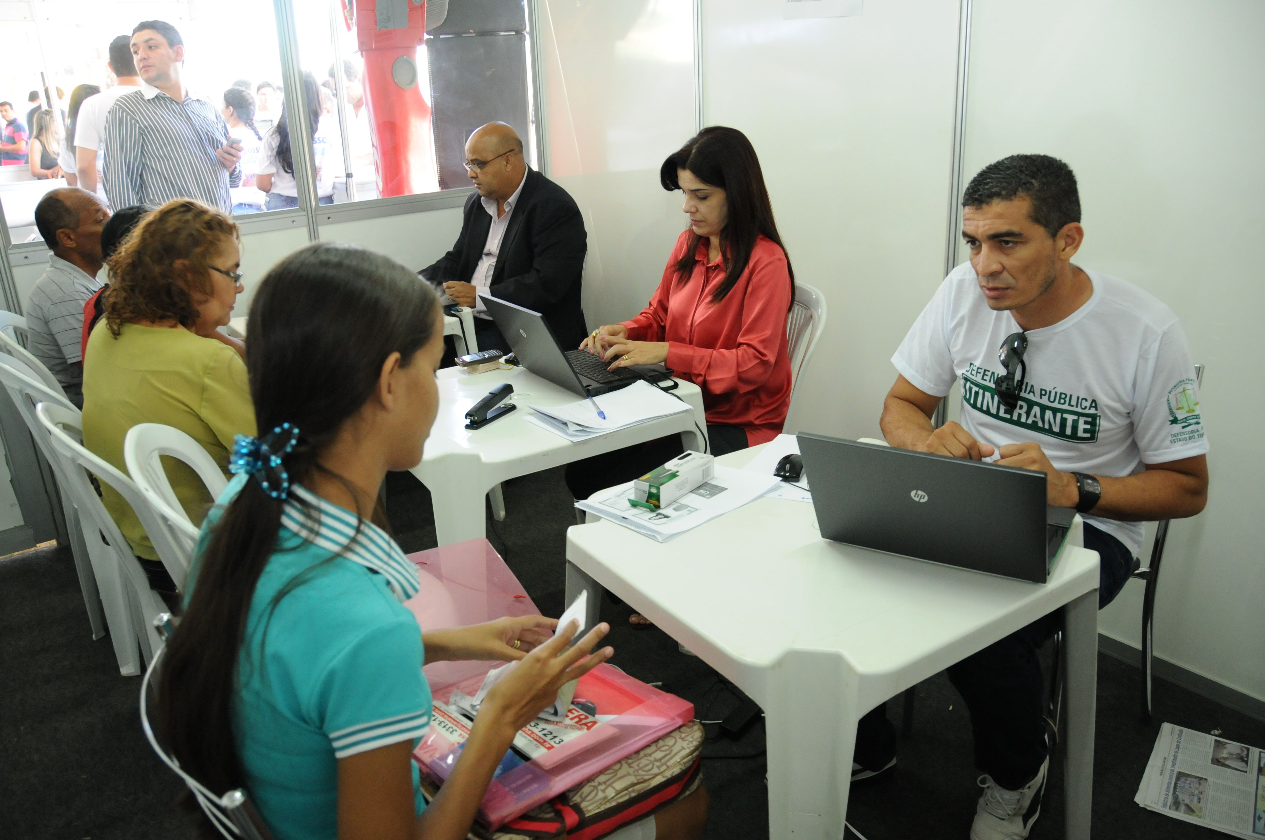 Defensores públicos durante atendimento