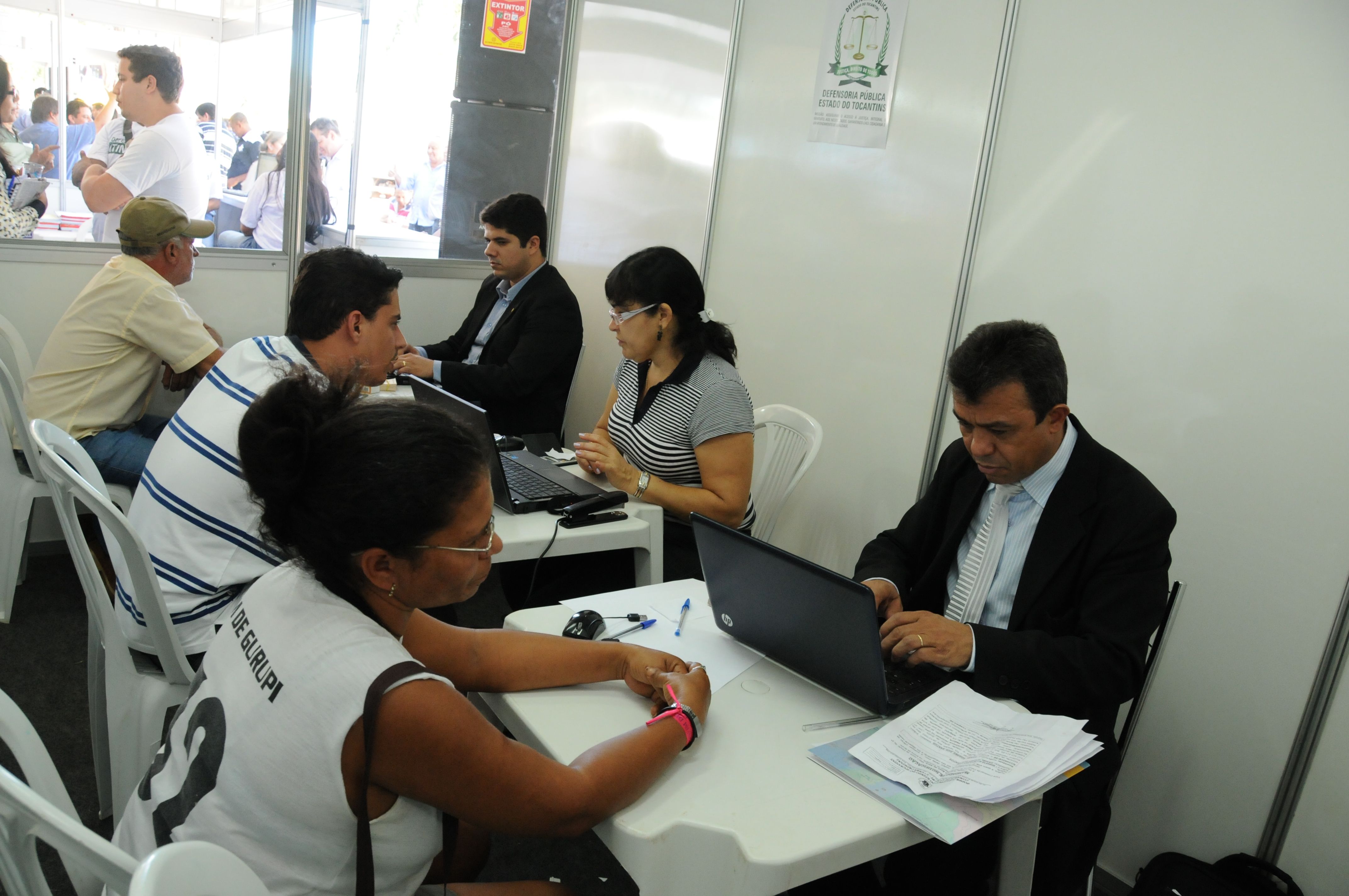 Defensores públicos durante atendimento