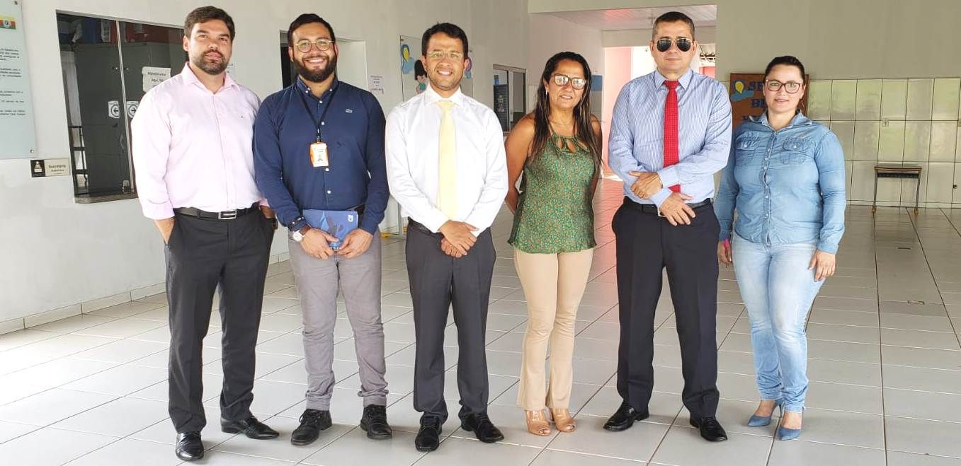 Representantes da Defensoria Pública e da Prefeitura de Araguaína em visita à unidade escolar que receberá a ação