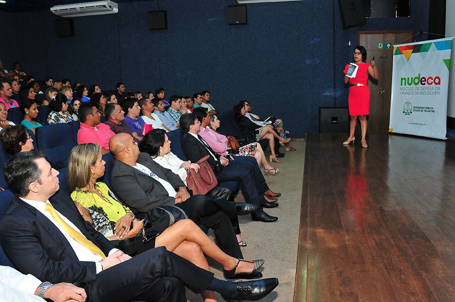 Juíza de Direito da Infância e Juventude da Comarca de Porto Nacional, Hélvia Túlia, durante palestra