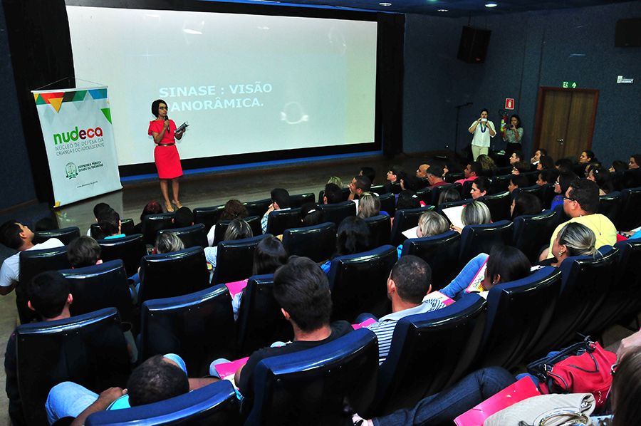 Juíza de Direito da Infância e Juventude da Comarca de Porto Nacional, Hélvia Túlia, durante palestra