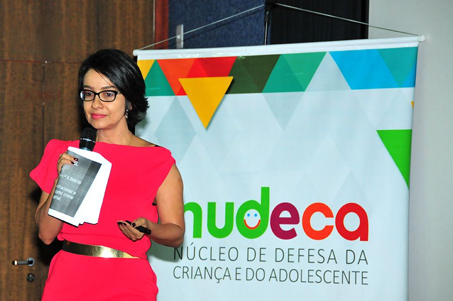 Juíza de Direito da Infância e Juventude da Comarca de Porto Nacional, Hélvia Túlia, durante palestra