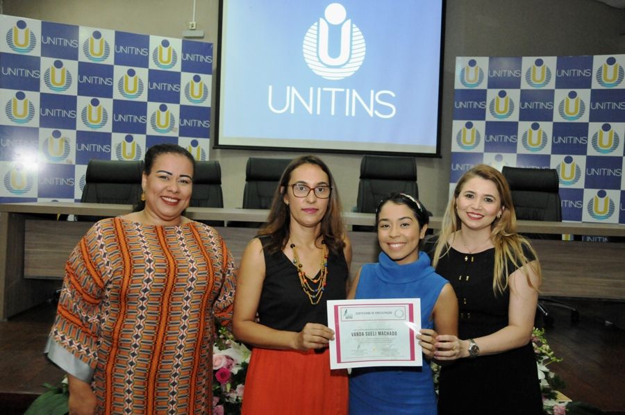 A vice-reitora Darlene Castro (D), a presidente do DCE Celine de Azevedo, a defensora pública Vanda Sueli e a professora Christiane de Holanda (E).