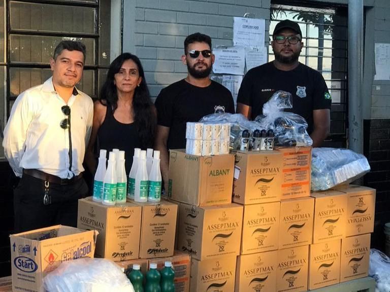 Representantes do Conselho da Comunidade e Cepema entregando parte dos itens doados à CPPA