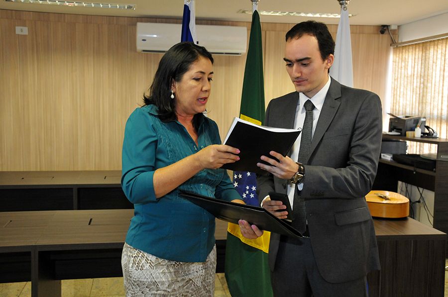 Corregedora-geral em exercício, Maria de Lourdes Vilela e o defensor empossado Felipe Cury