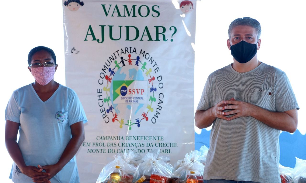 Defensor público-geral Fábio Monteiro dos Santos durante entrega das cestas