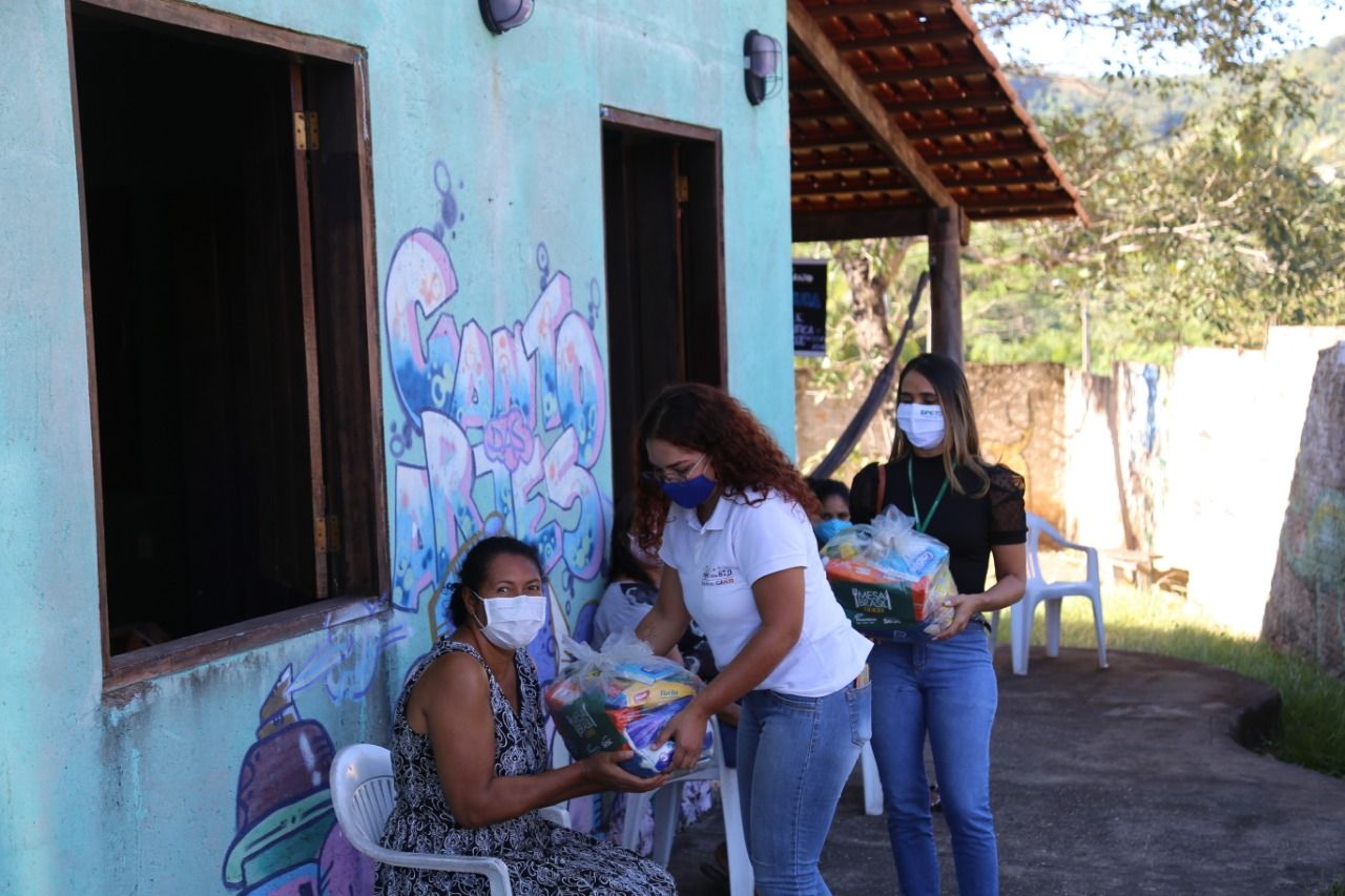 Famílias receberam as doações na Casa 8 de Março
