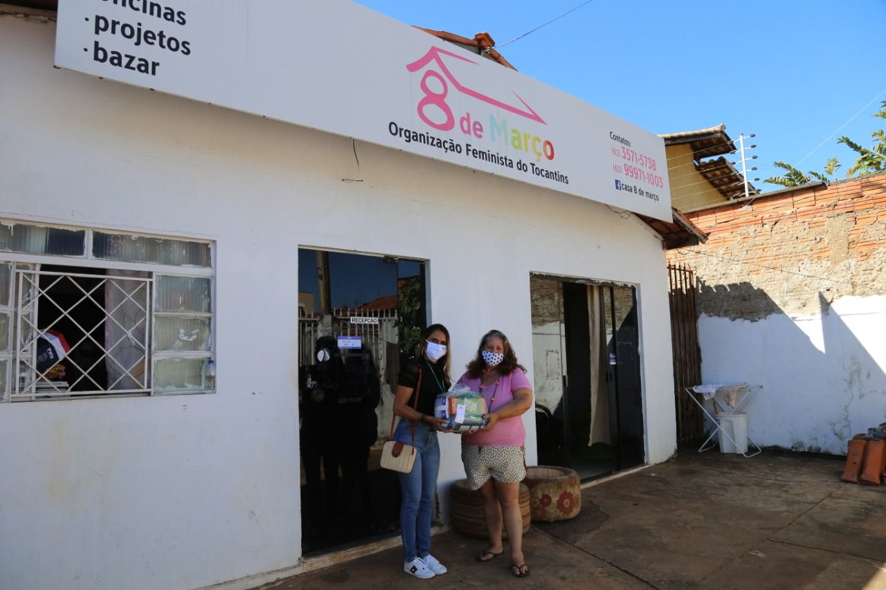 Bernadete Aparecida (D) recebeu as doações na Casa 8 de Março