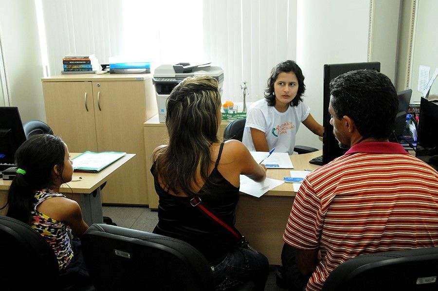 Defensora pública Téssia Carneiro durante atentimento
