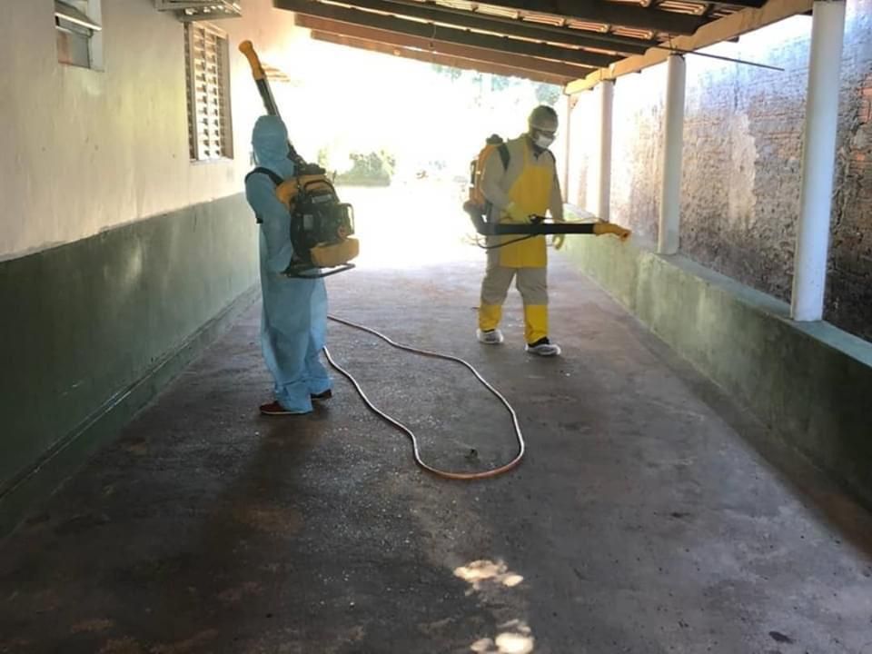 Serviço de pulverização na parte interna do prédio
