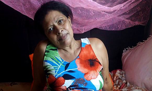 Hildeni Cardoso em sua casa após a cirurgia