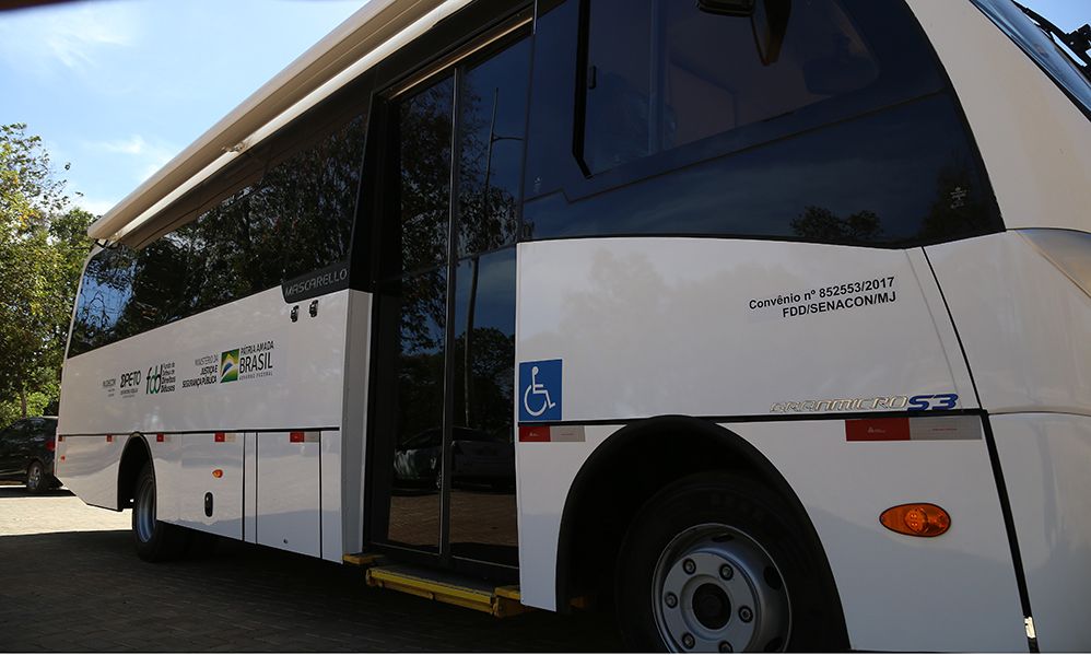 O microonibus  é da marca Mercedes-Bens, modelo LO916/48KA
