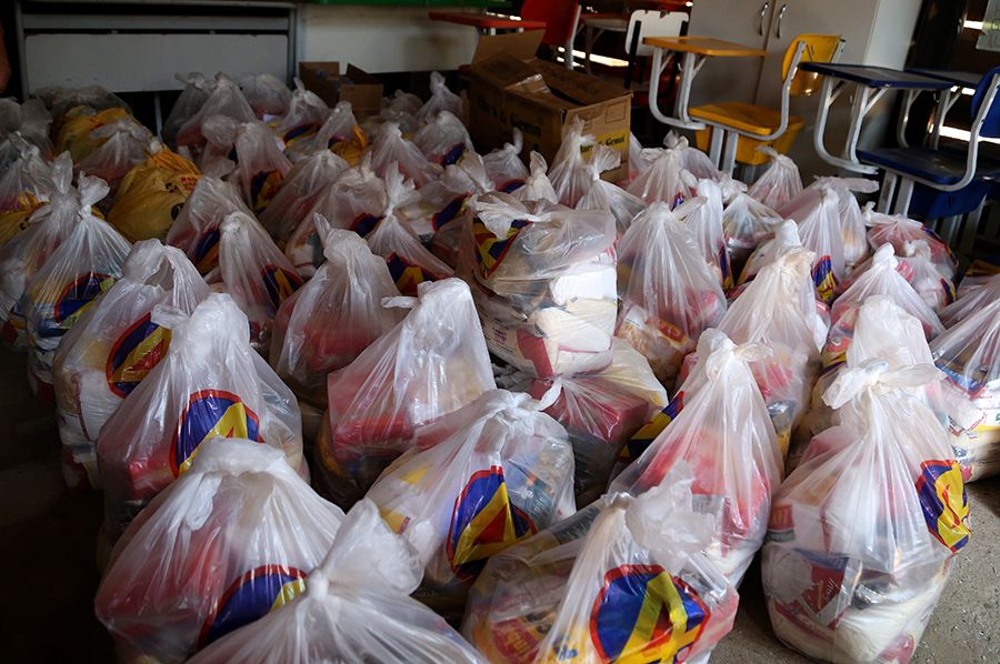 Cerca de 80 famílias foram contempladas com cestas de alimentos oriundas de doações