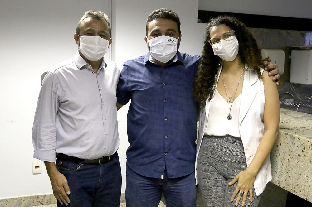 Kita Maciel (E) e Denize Souza Leite compõem a chapa de Rubismark Saraiva (C)