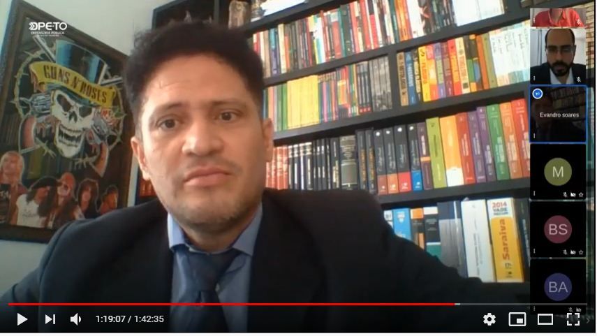 O defensor público Evandro Soares da Silva mediou os debates