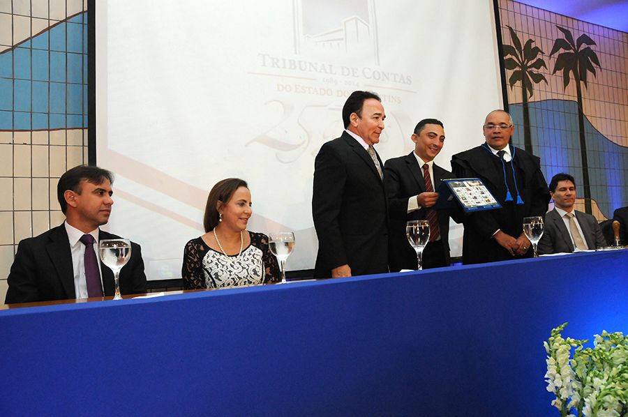 Defensor geral, Marlon Amorim, presidente do TJ, Angela Prudente,  vice-governador João Oliveira, diretor geral dos correios Paulo Werneck  e o presidente do TCE Wagner Praxedes durante o  Lançamento do Selo e Carimbo dos 25 Anos do TCE