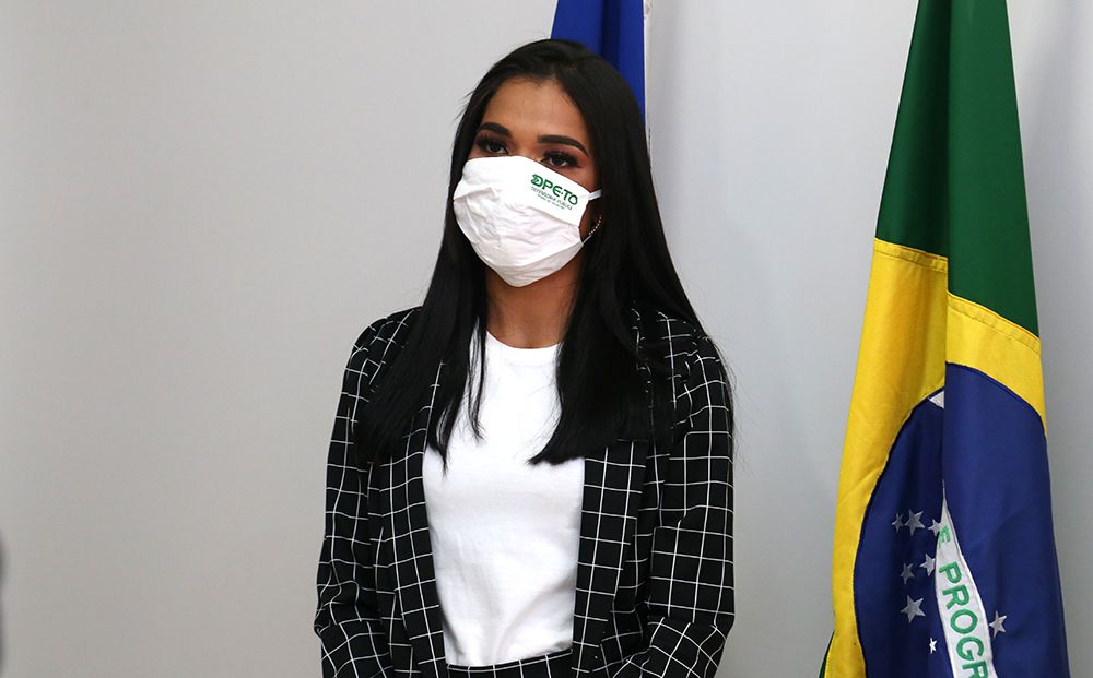 Servidora Renata Batista comemora o novo local de trabalho