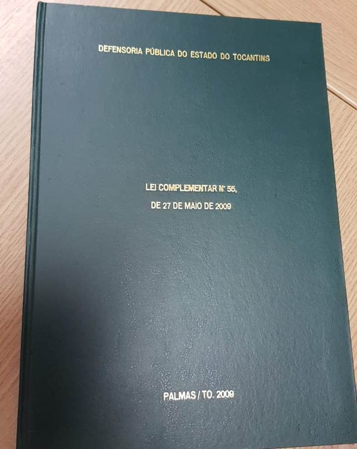 Lei que organiza a Defensoria Publica em material encadernado