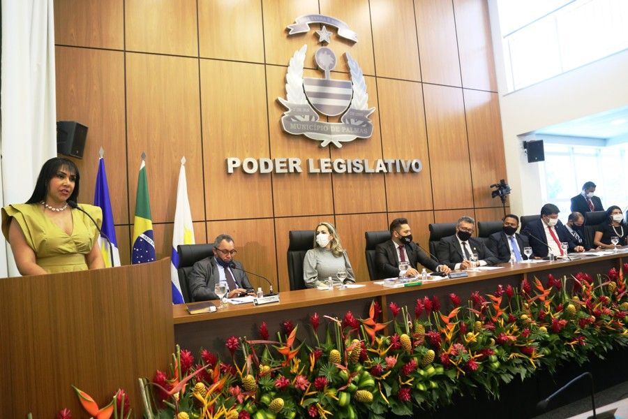 Presidente da Câmara Municipal de Palmas, a vereadora professora Janad Valcari [E] conduziu a Sessão Extraordinária