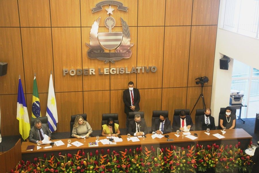 A mesa de honra foi composta por representantes dos Executivos Estadual e Municipal, da DPE-TO, do MPTO, da OAB-TO e da própria Câmara palmense