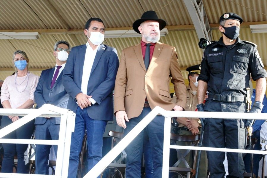 O governador do Estado, Mauro Carlesse [C], presidiu a troca de comando, que foi prestigiada por diversas autoridades civis e militares