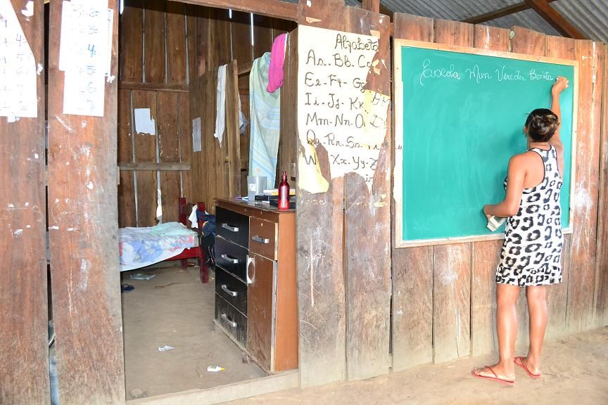 A escola disputa o espaço da casa.