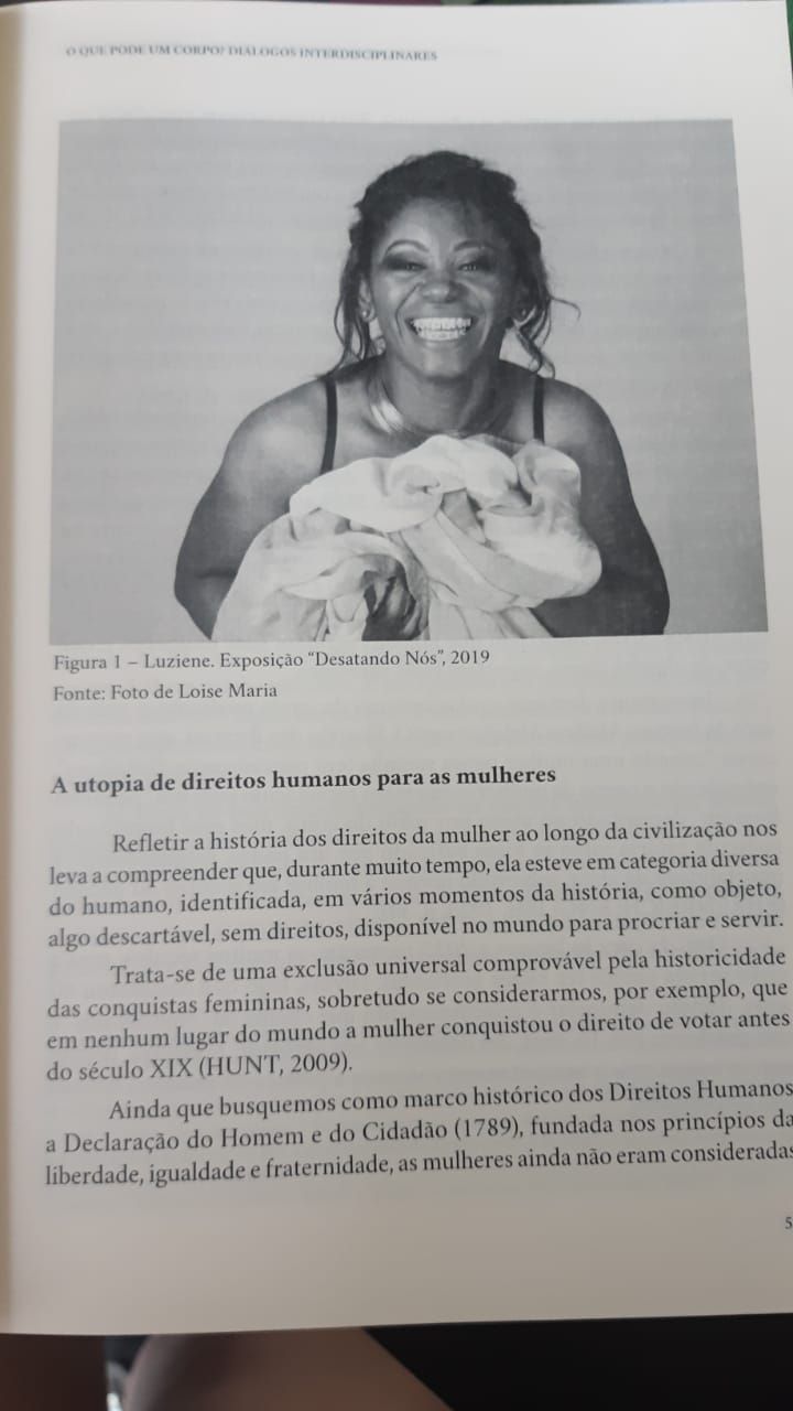 O livro conta com um capítulo escrito pela defensora pública Franciana Di Fátima