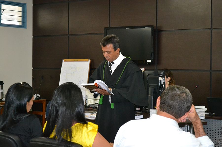 Defensor Público Kita Maciel durante Tribunal de Júri em Gurupi