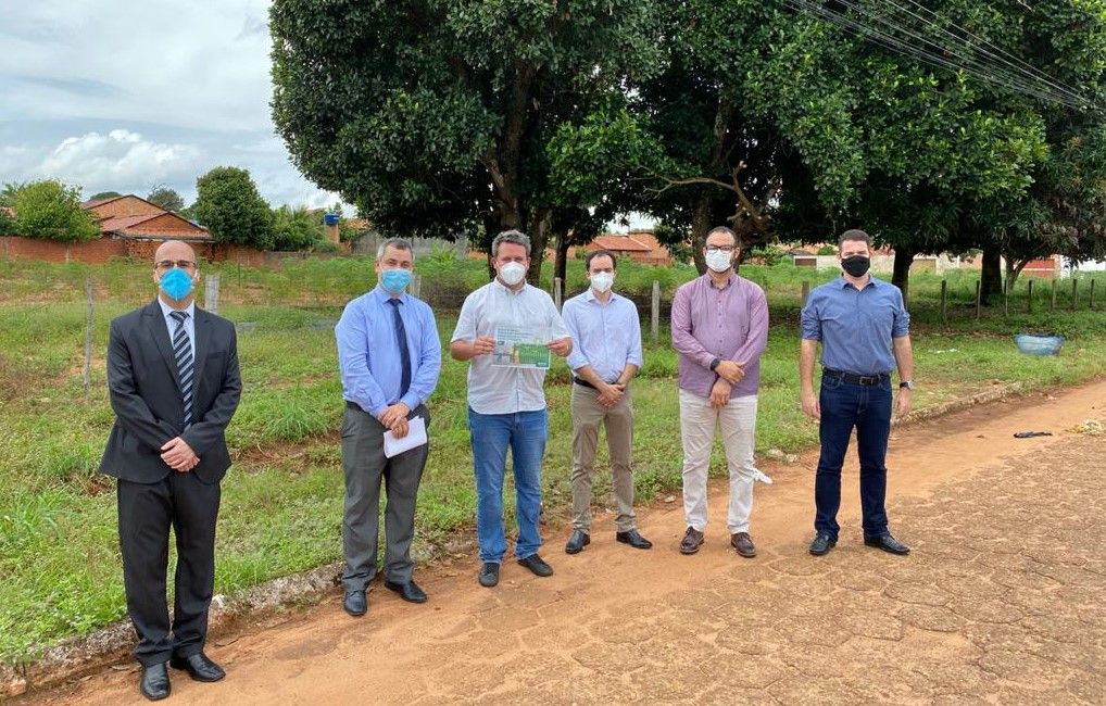 Membros e servidores da Defensoria em área doada para construção de Econúcleo no Tocantins